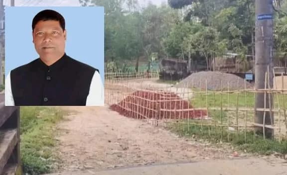 বাঁশের বেড়া দিয়ে সরকারি সড়ক অবরুদ্ধের অভিযোগ